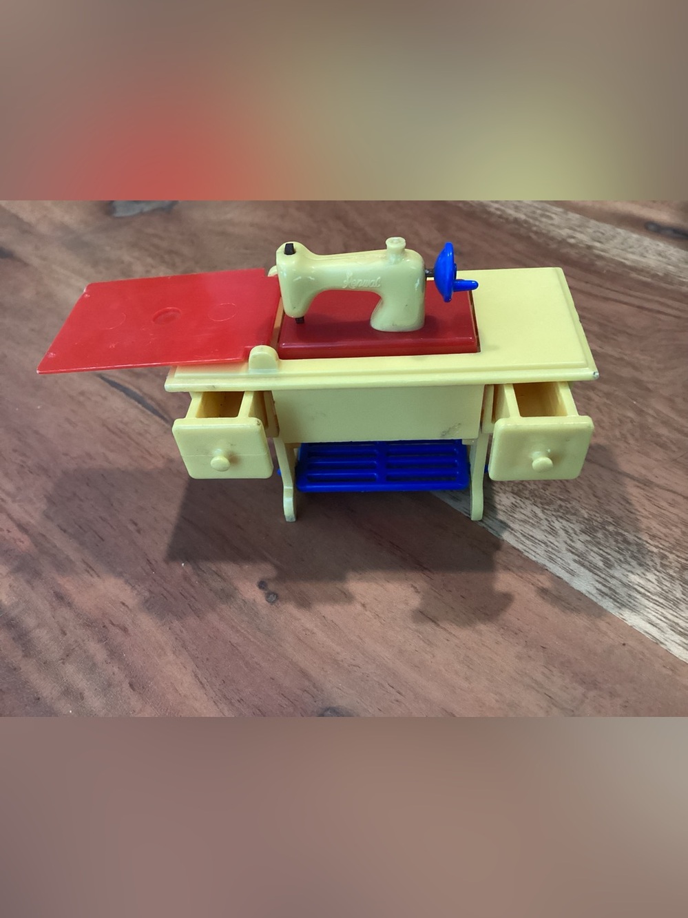 Vtg. Renwal 1947-1953 hard plastic dollhouse miniature tredle sewing machine.